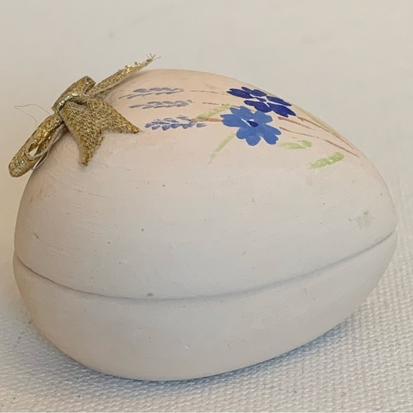 Heart Shaped Bisque Porcelain Trinket Box Blue Flowers Gold Bow Lid Vintage 2"x2 - Picture 13 of 14